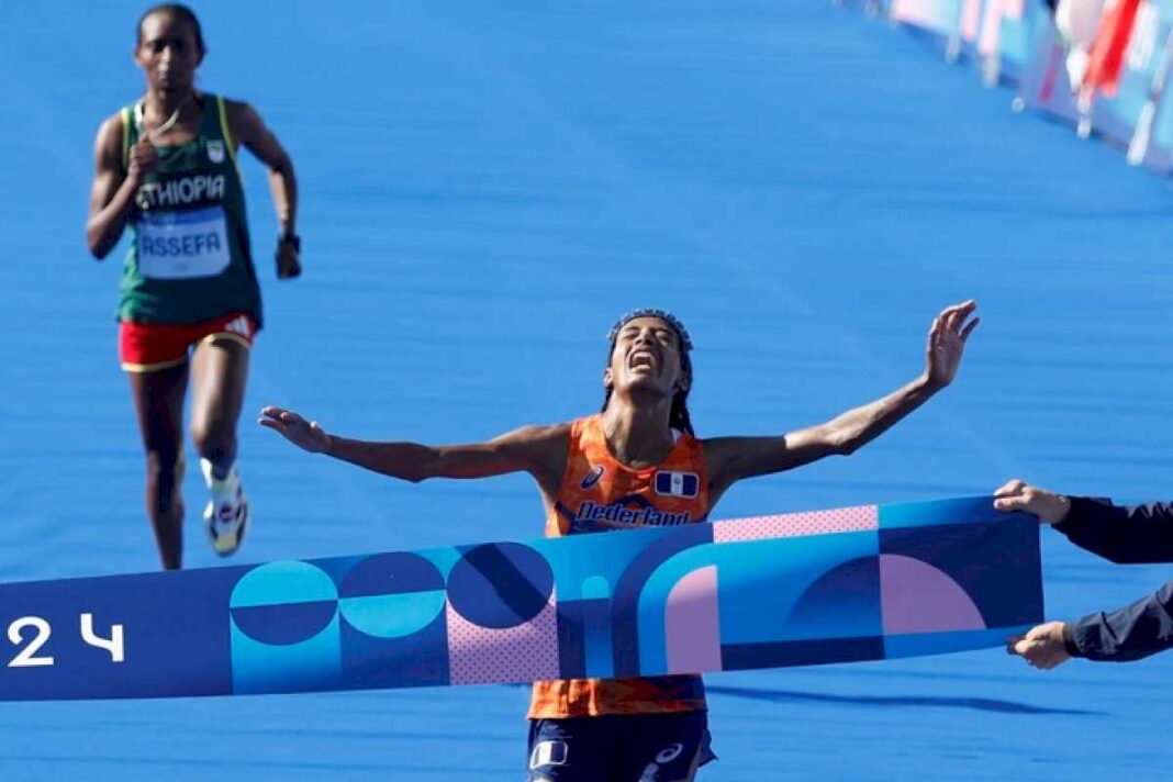 sifan-hassan-y-una-locura-que-desafio-todas-las-convenciones-del-atletismo:-del-bronce-en-los-5-mil-y-10-mil-metros-a-domar-el-devastador-maraton-de-paris-2024