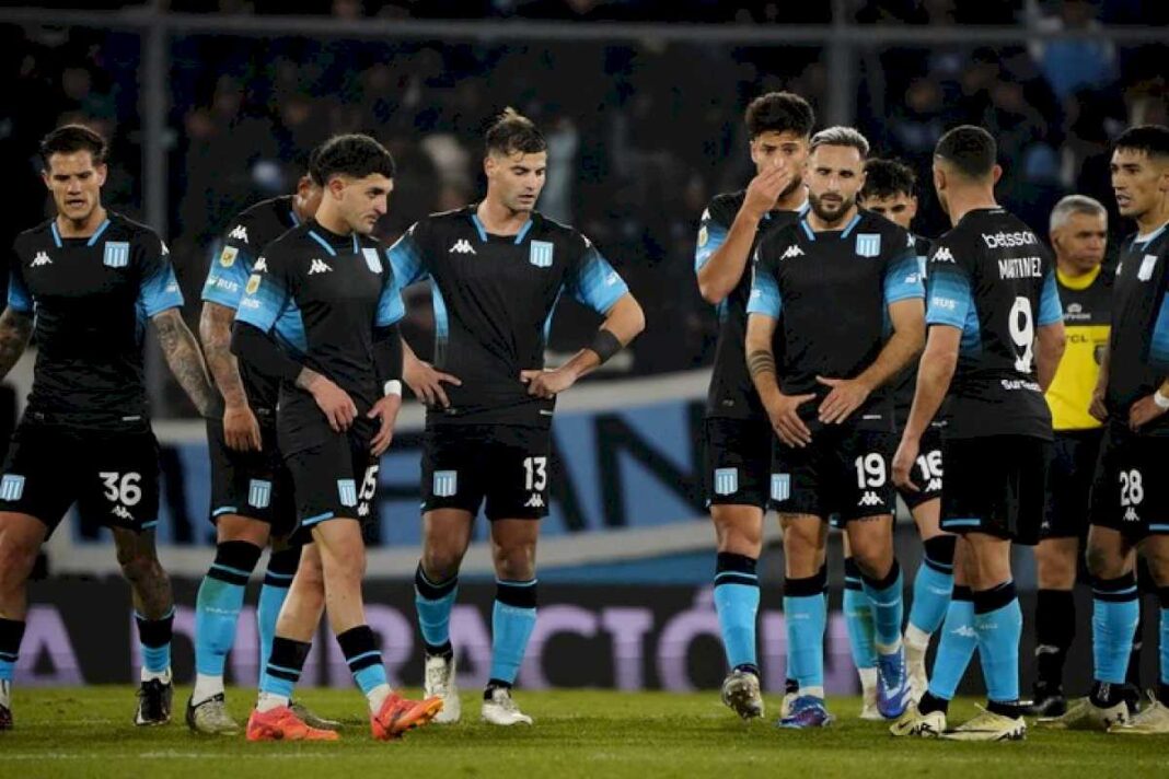 racing:-en-su-peor-momento,-costas-tiene-el-primer-mata-mata-frente-a-huachipato-para-sostener-su-promesa-de-ganar-un-titulo-internacional