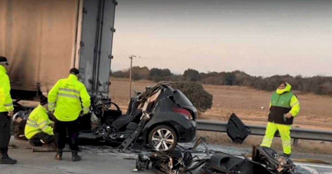 dos-muertos-en-un-impactante-choque-en-la-autopista-rosario-cordoba:-un-auto-termino-abajo-de-un-camion