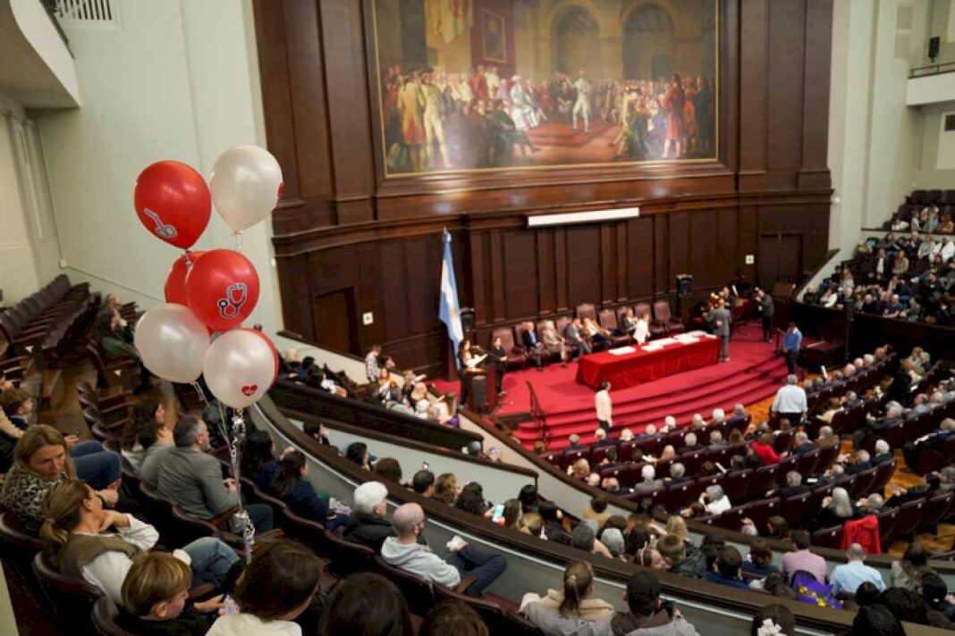 50-anos-de-medicos:-la-uba-reconocio-a-los-graduados-que-hicieron-una-medicina-que-ya-no-existe