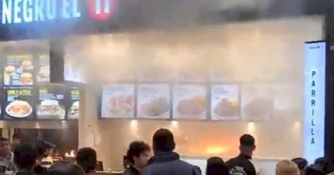 evacuaron-un-sector-del-shopping-unicenter-de-martinez-por-un-incendio-en-el-patio-de-comidas