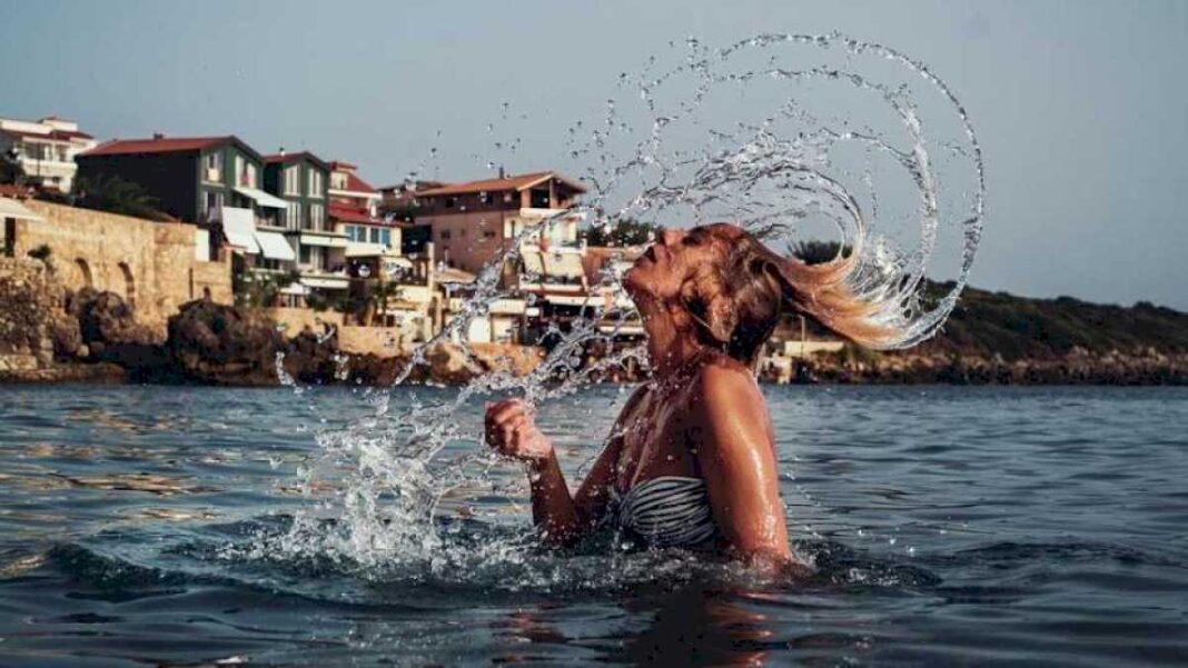 como-proteger-el-pelo-en-verano-para-evitar-que-se-caiga-mas-cuando-llegue-el-otono