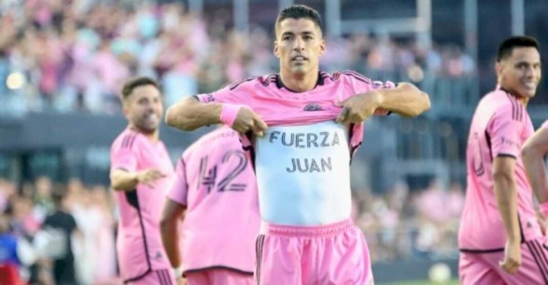 el-emotivo-gesto-de-jonathan-calleri-con-la-familia-de-juan-izquierdo,-el-jugador-de-nacional-de-montevideo-que-pelea-por-su-vida-en-brasil