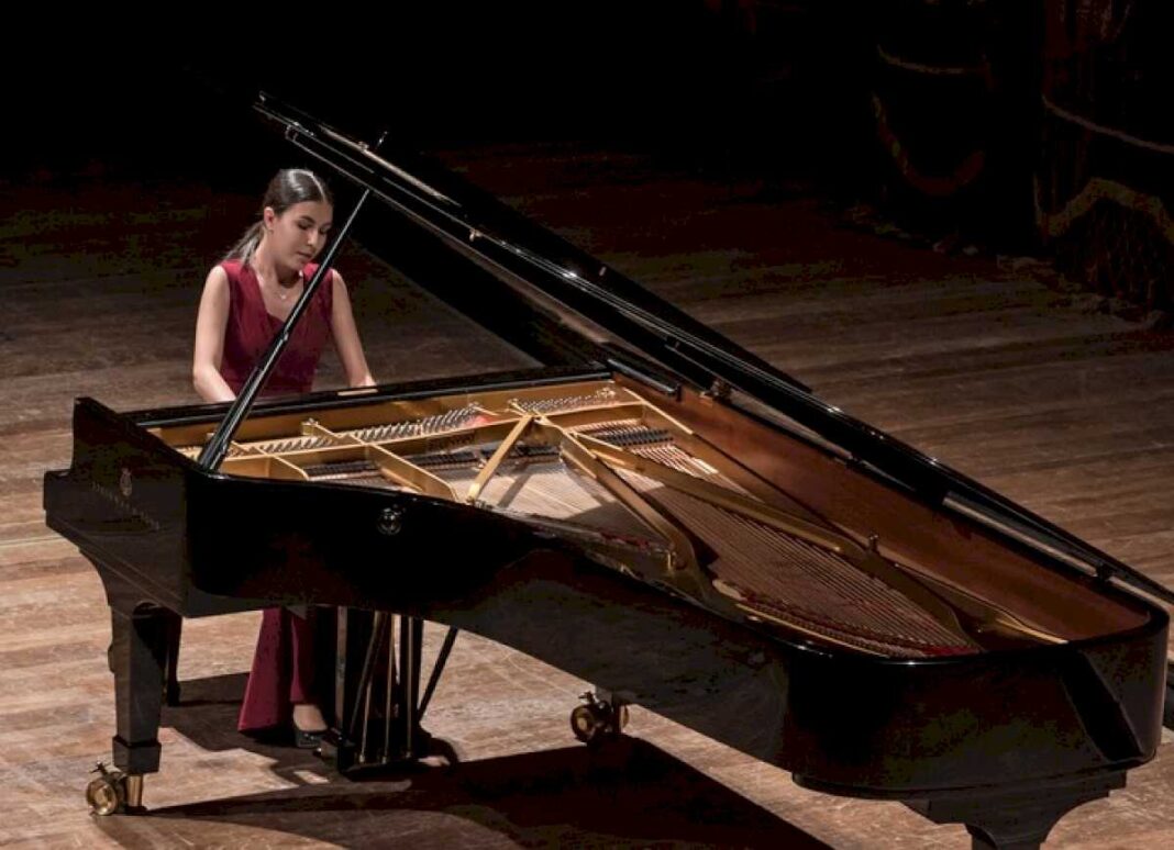 alexandra-dovgan:-el-brillante-debut-de-una-pianista-prodigio-rusa-de-17-anos