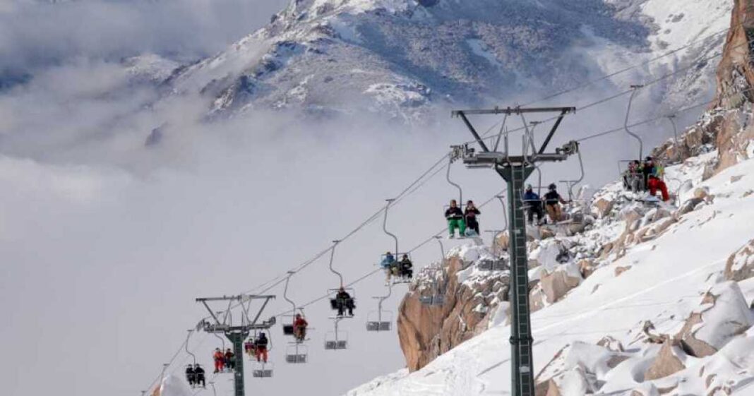 grave-accidente-en-el-cerro-catedral:-una-chica-de-13-anos-cayo-al-saltar-de-un-trampolin-mientras-esquiaba-y-esta-grave