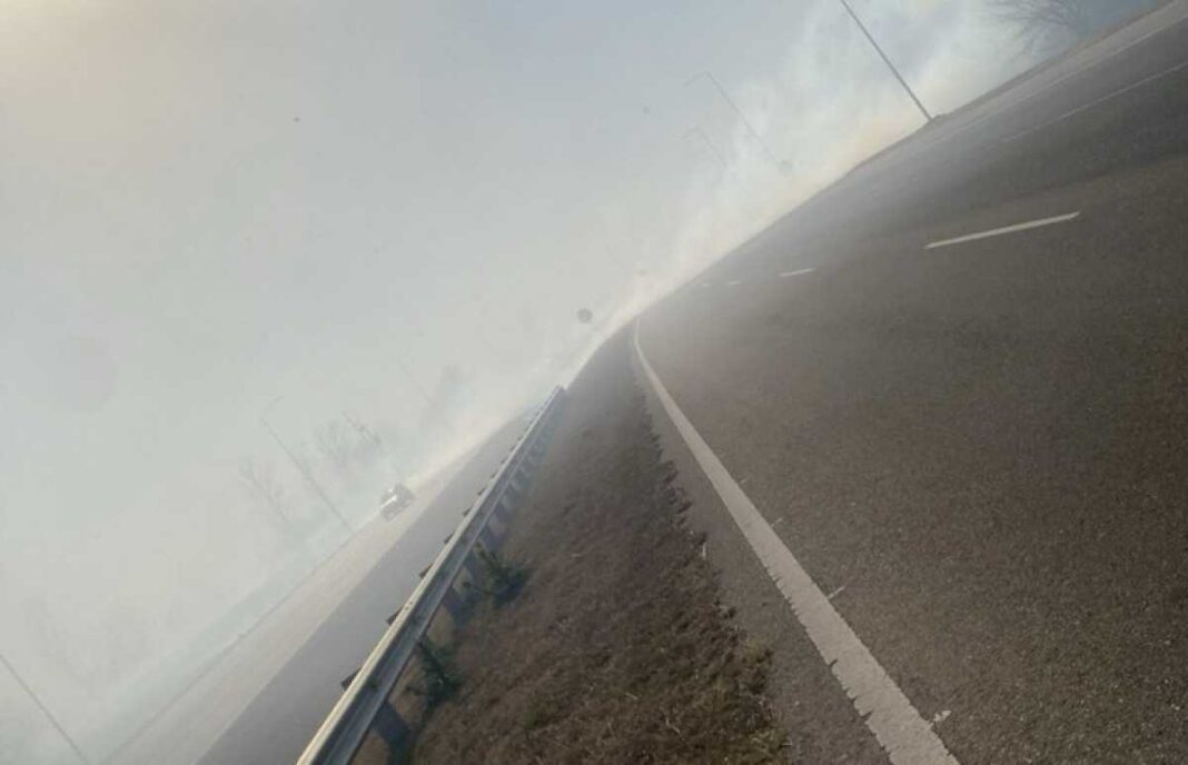 incendios-fuera-de-control-en-cordoba:-cortaron-la-autopista-que-va-a-carlos-paz-y-hay-temor-por-los-fuertes-vientos-en-calamuchita