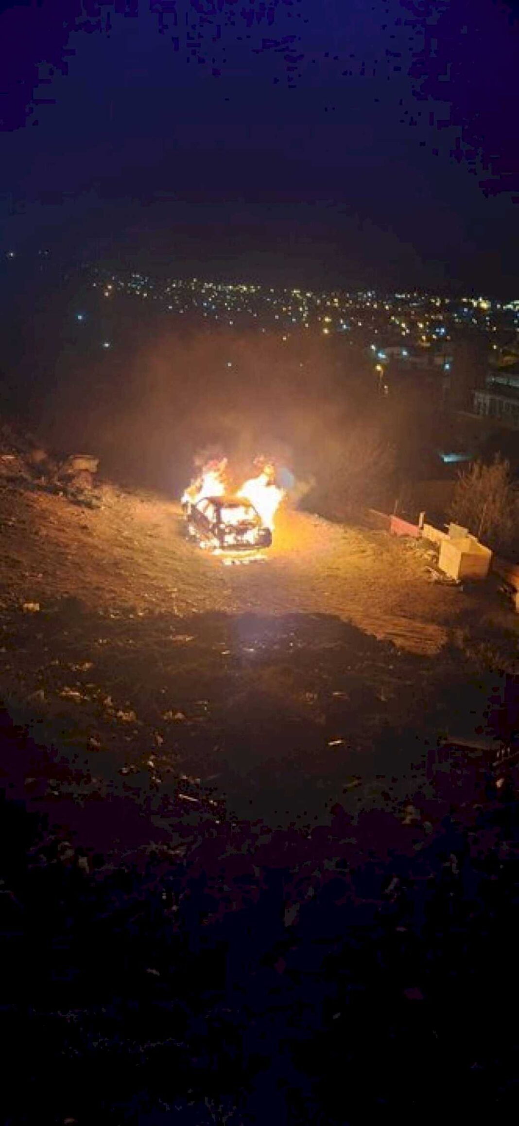 comodoro:-encontraron-un-auto-envuelto-en-llamas-al-costado-del-cerro