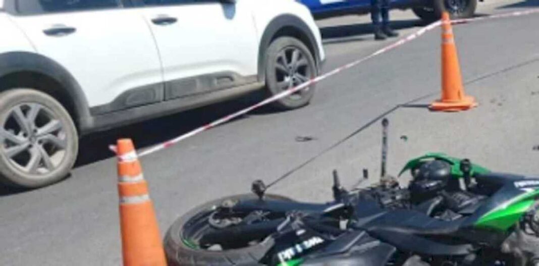 accidente-fatal:-un-motociclista-murio-tras-chocar-contra-un-camion-cargado-de-arena