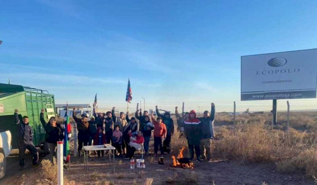 continua-el-bloqueo-mapuche-en-vaca-muerta