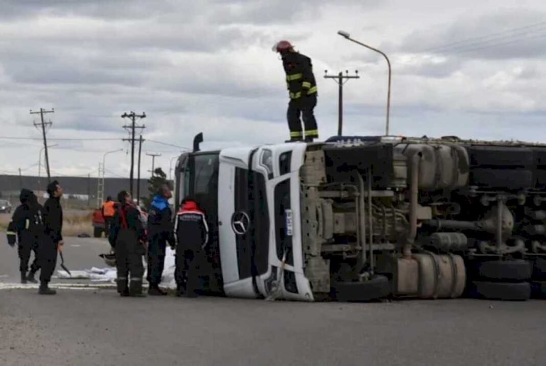 volco-un-camion-que-viajaba-a-alta-velocidad-a-pocos-metros-del-puerto