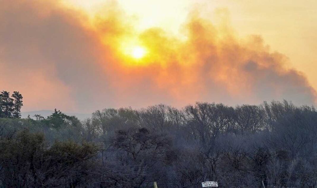 incendios-en-cordoba:-mas-casas-quemadas,-decenas-de-evacuados-y-una-aerosilla-historica-arrasada-por-las-llamas