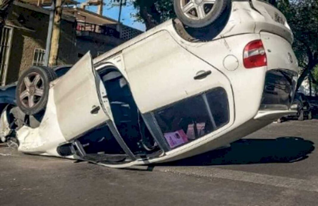 misterioso-accidente:-choco-un-auto-estacionado,-volco-y-lanzo-una-llamativa-frase-que-alerto-a-la-policia