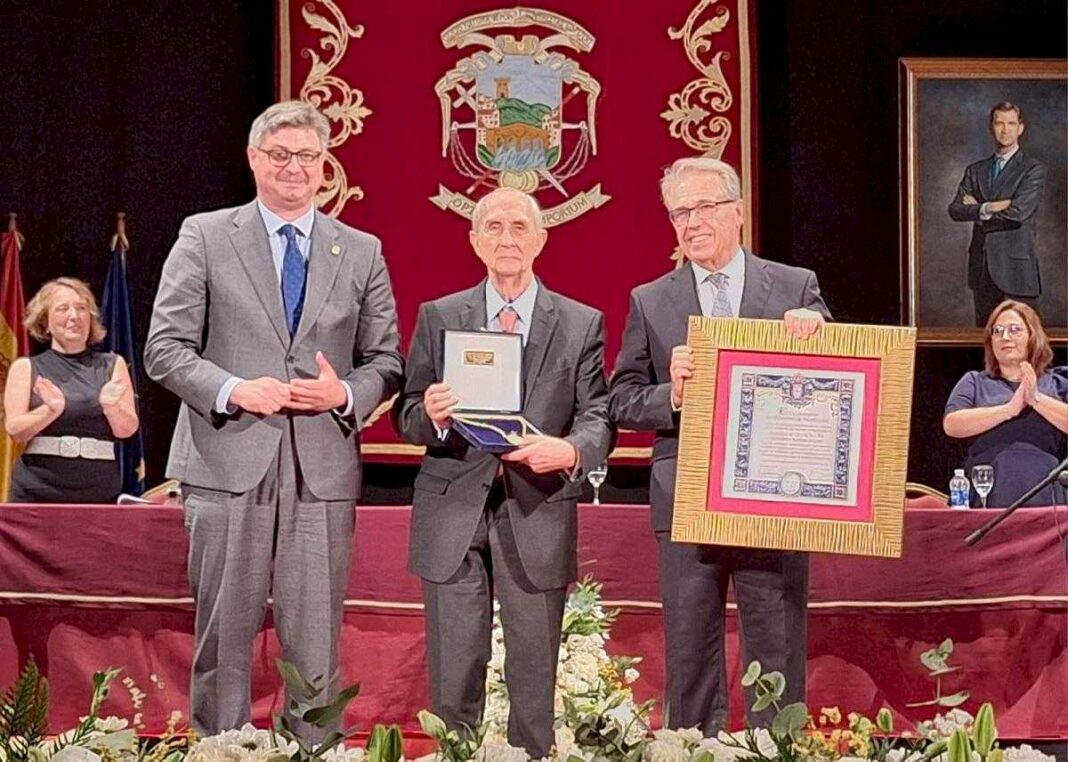 bodegas-delgado-recibe-la-medalla-de-oro-de-puente-genil-en-su-150-aniversario