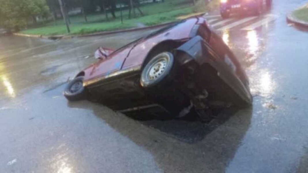 cordoba:-asi-lo-“trago”-un-socavon-en-avenida-velez-sarsfield-durante-la-tormenta