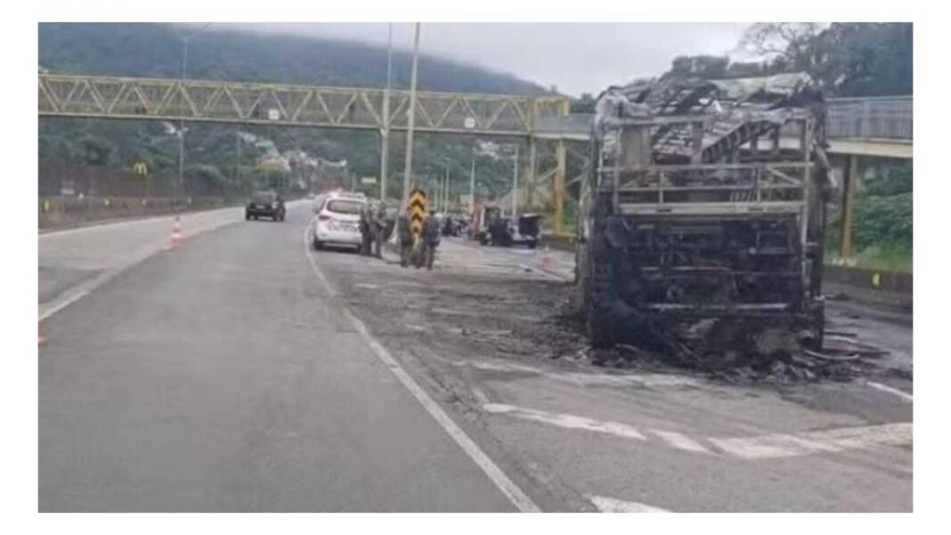 brutal-ataque-en-brasil:-barrabravas-de-palmeiras-prendieron-fuego-un-micro-y-un-hincha-de-cruzeiro-murio-carbonizado