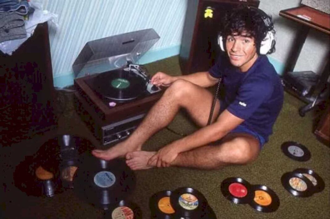 musica-de-d10s,-el-libro-que-rememora-la-vida-de-maradona-a-traves-de-canciones-e-historicas-anecdotas-con-artistas