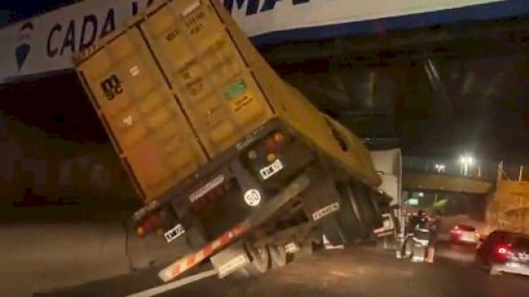 un-camion-se-estrello-contra-un-puente-del-belgrano-cargas-en-la-general-paz