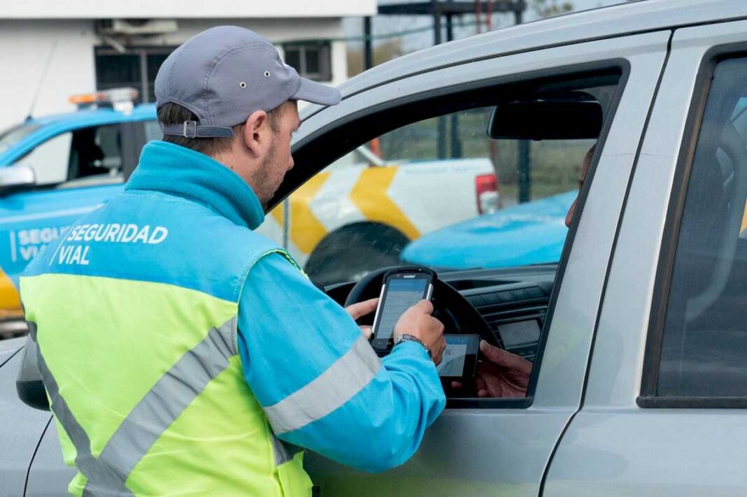 como-autorizar-a-otra-persona-a-manejar-un-auto-sin-cedula-azul-y-no-tener-inconvenientes