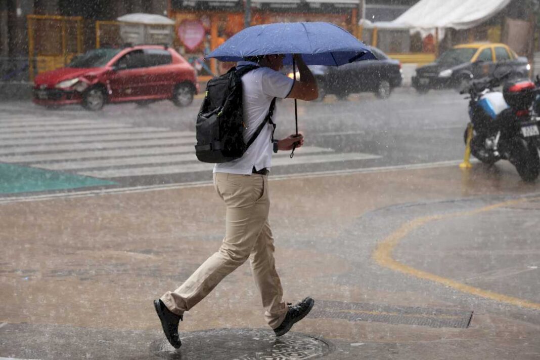 rige-una-alerta-amarilla-por-tormentas-en-11-provincias-y-un-aviso-por-crecida-del-rio-de-la-plata:-como-seguira-el-tiempo