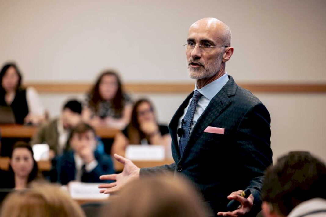 en-harvard,-arthur-brooks-revela-cuales-son-los-habitos-para-ser-cada-dia-mas-feliz