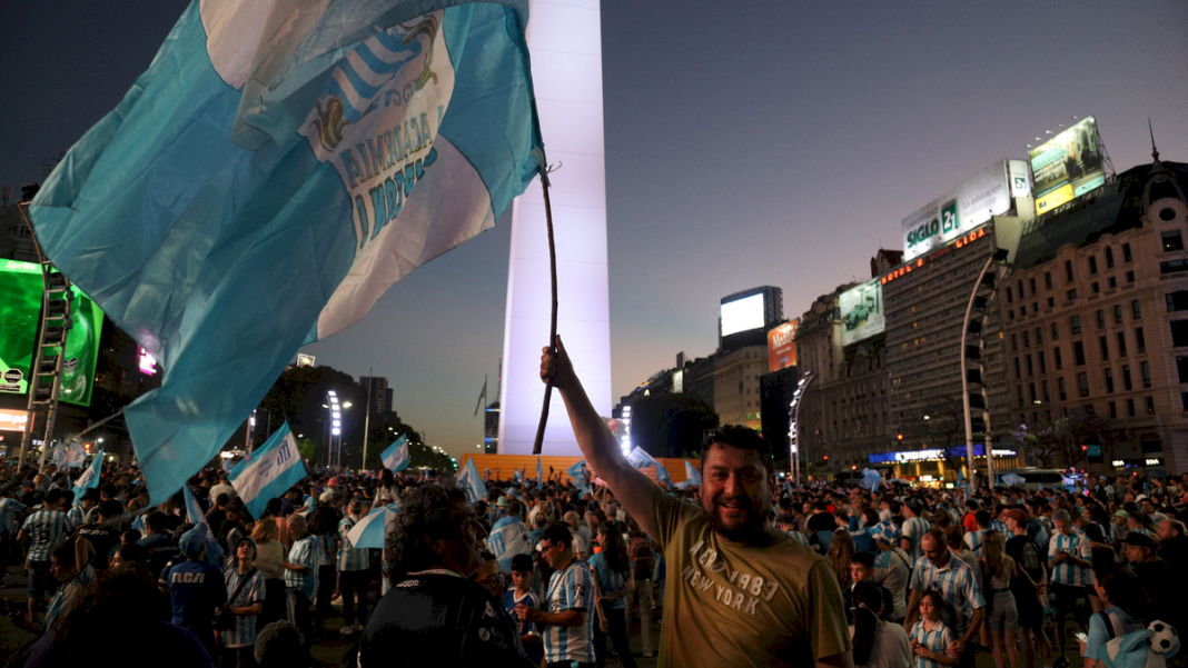 racing-campeon-de-la-sudamericana:-locura-en-el-obelisco-y-emocion-de-los-hinchas-famosos