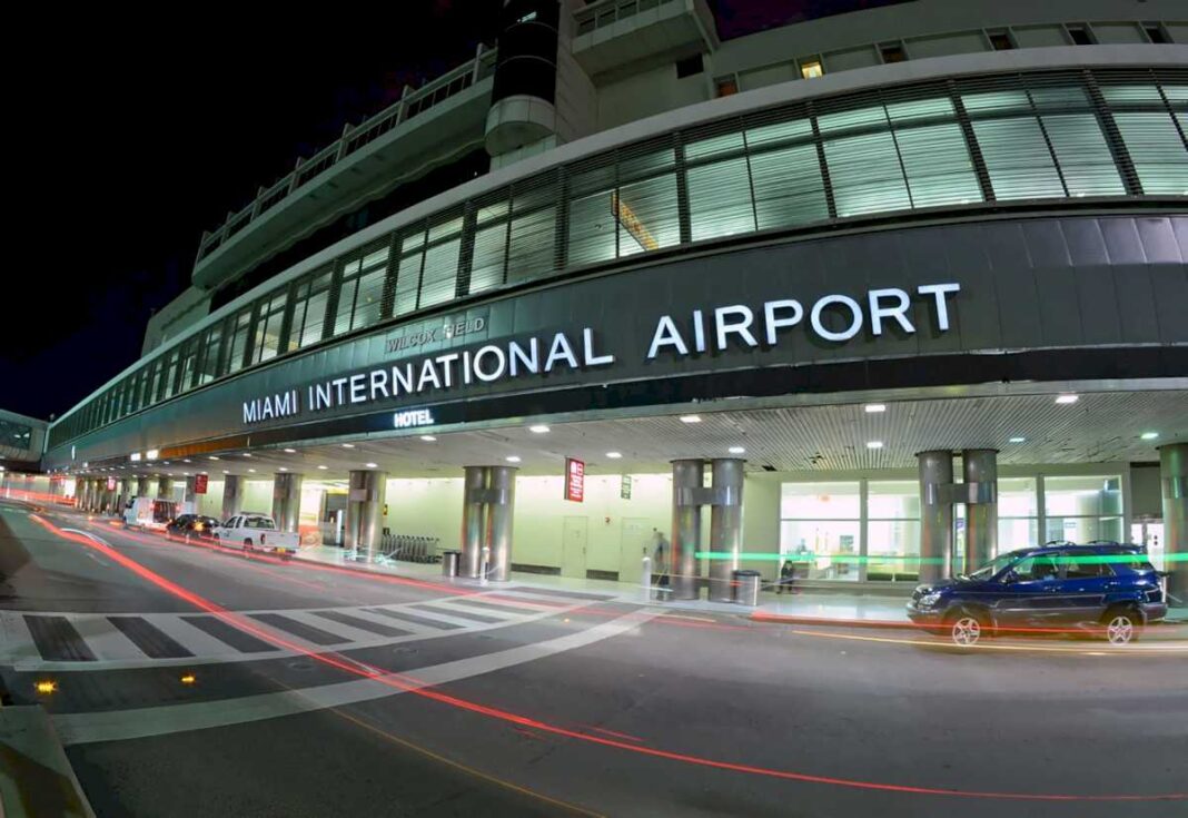 denuncian-una-ilegal-en-el-aeropuerto-internacional-de-miami:-nos-obligan