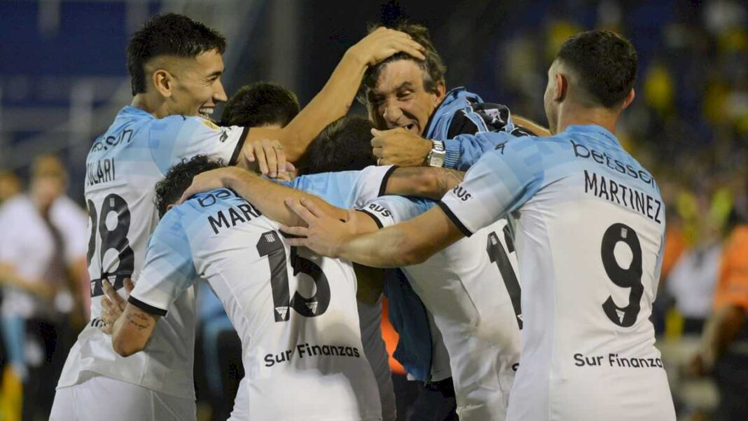 racing-no-se-baja-de-nada:-volvio-a-ganar-y-le-da-pelea-a-velez