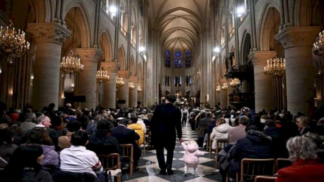 notre-dame-celebro-por-primera-vez-la-navidad-luego-del-incendio-de-2019