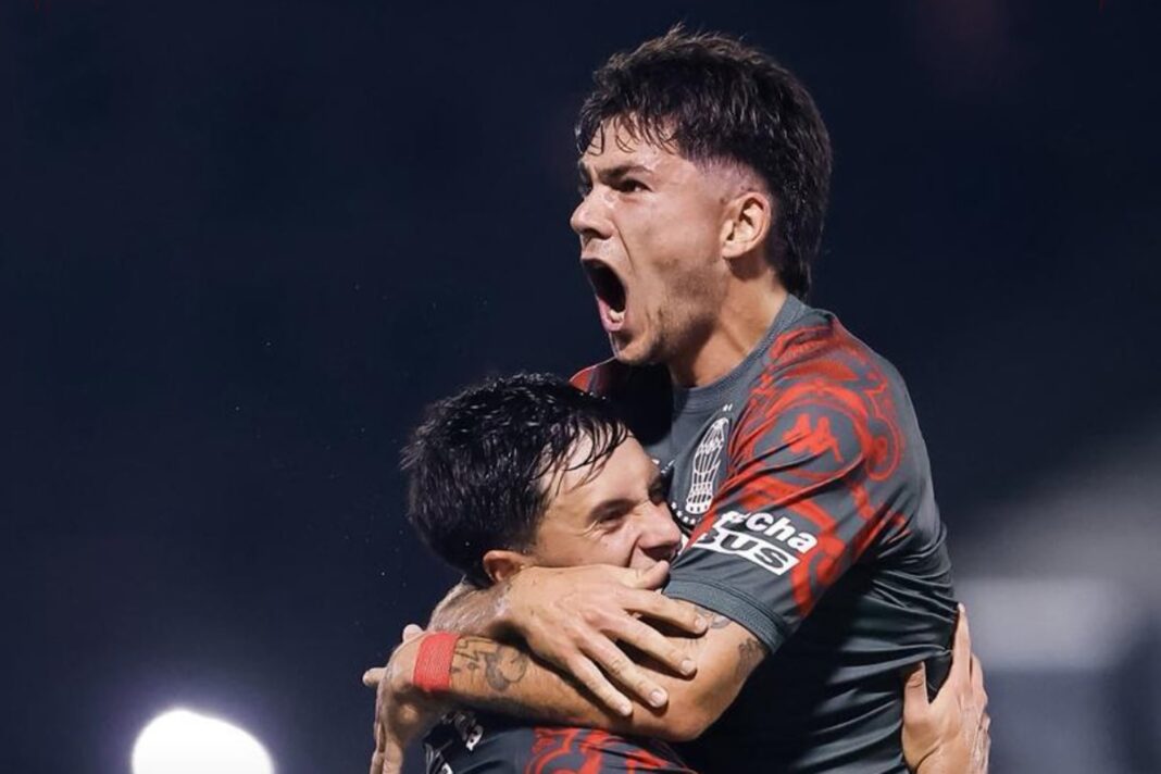 Jugadores de Huracán celebran un gol durante el partido contra Olimpo por la Copa Argentina.