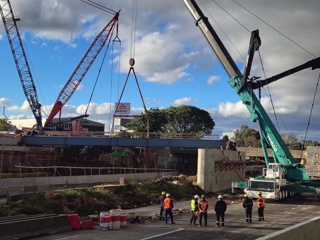 Ilustración de una universidad y una autopista con señal de desvío