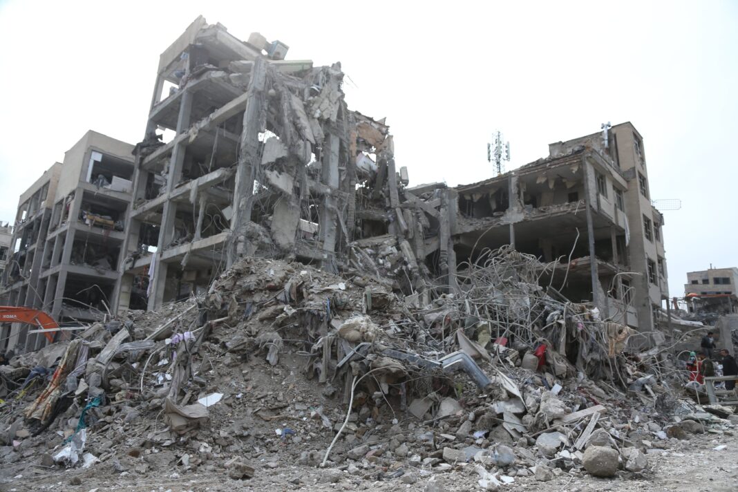 Gráfico ilustrativo de costos de producción agrícola con símbolos de gasoil, urea y un mapa.